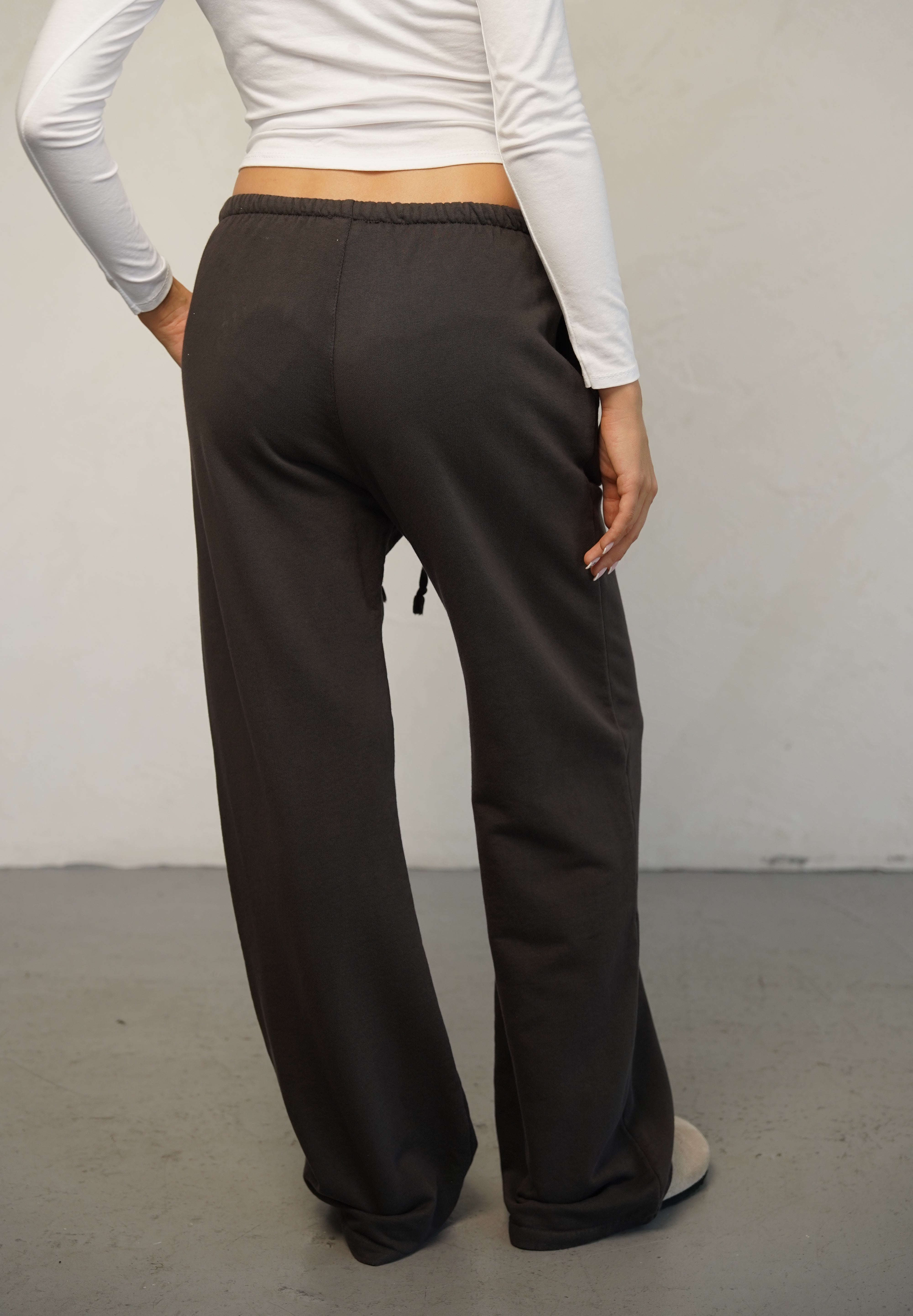 מכנסי טרנינג בייסיק בגזרה ישרה חום