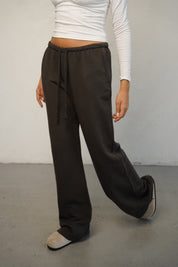 מכנסי טרנינג בייסיק בגזרה ישרה חום