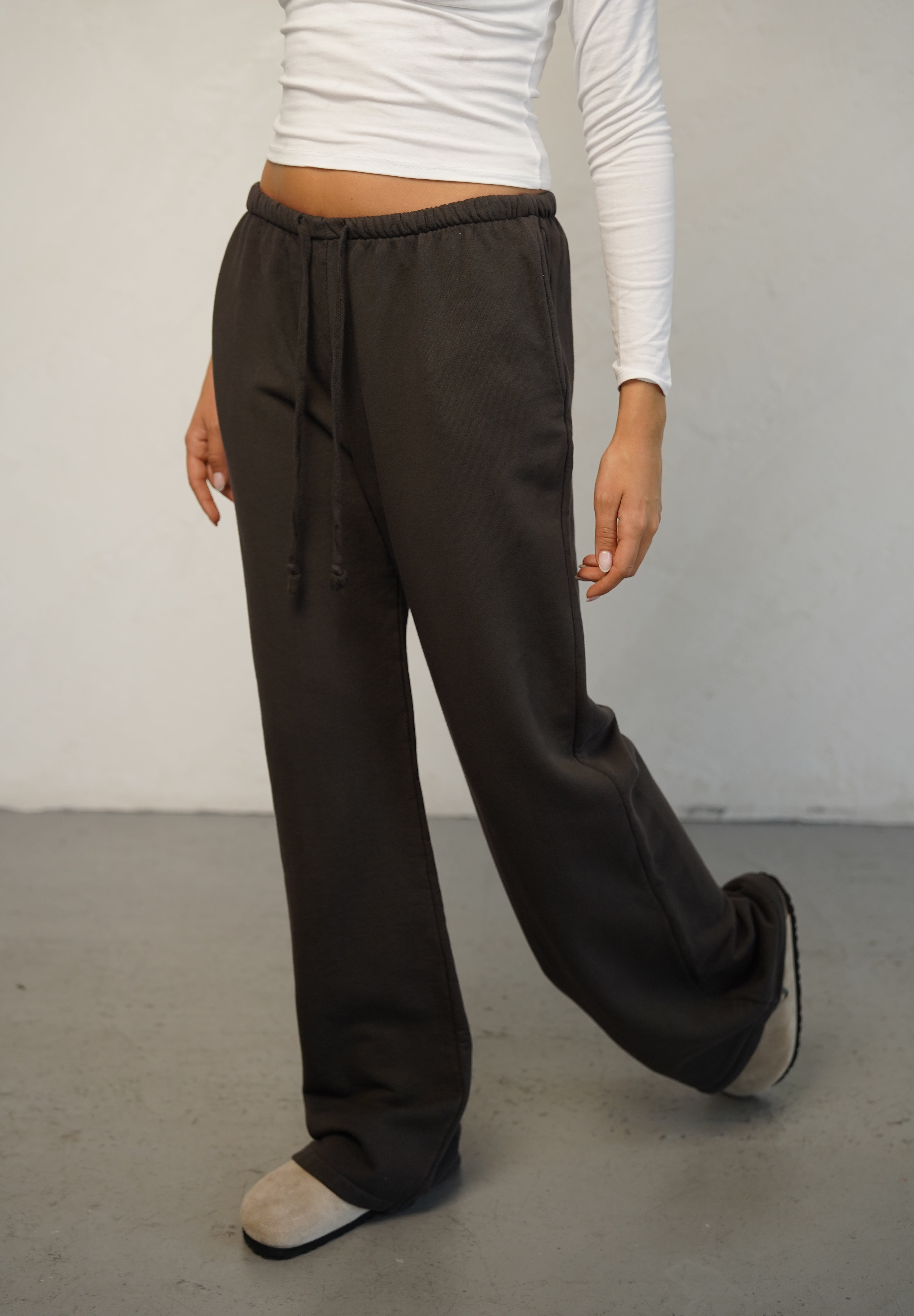 מכנסי טרנינג בייסיק בגזרה ישרה חום