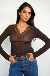 חולצת עלמה תחרה חומה