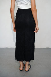 חצאית מקסי תחרה שחורה