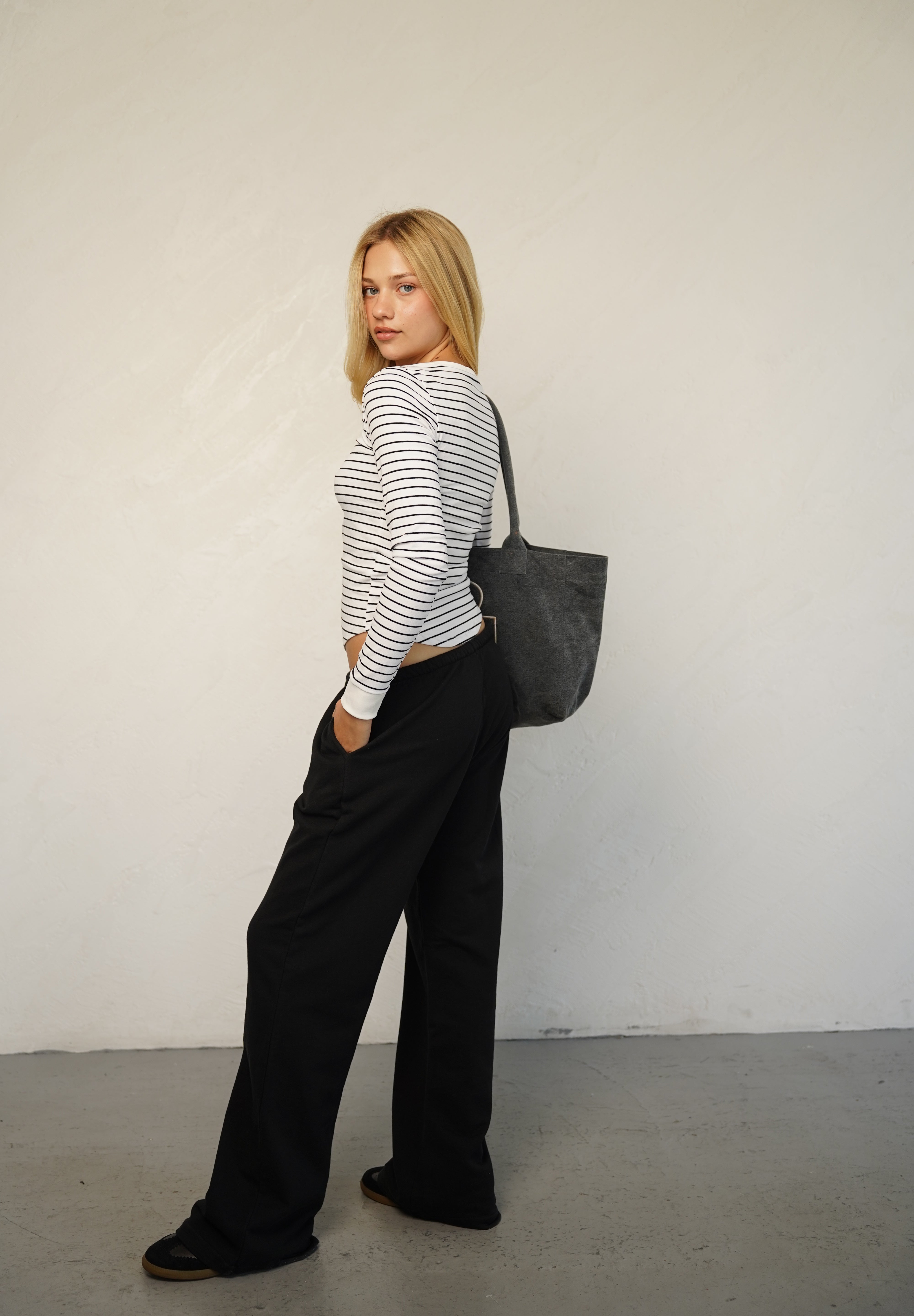 מכנסי טרנינג בייסיק בגזרה ישרה שחור