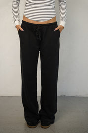 מכנסי טרנינג בייסיק בגזרה ישרה שחור