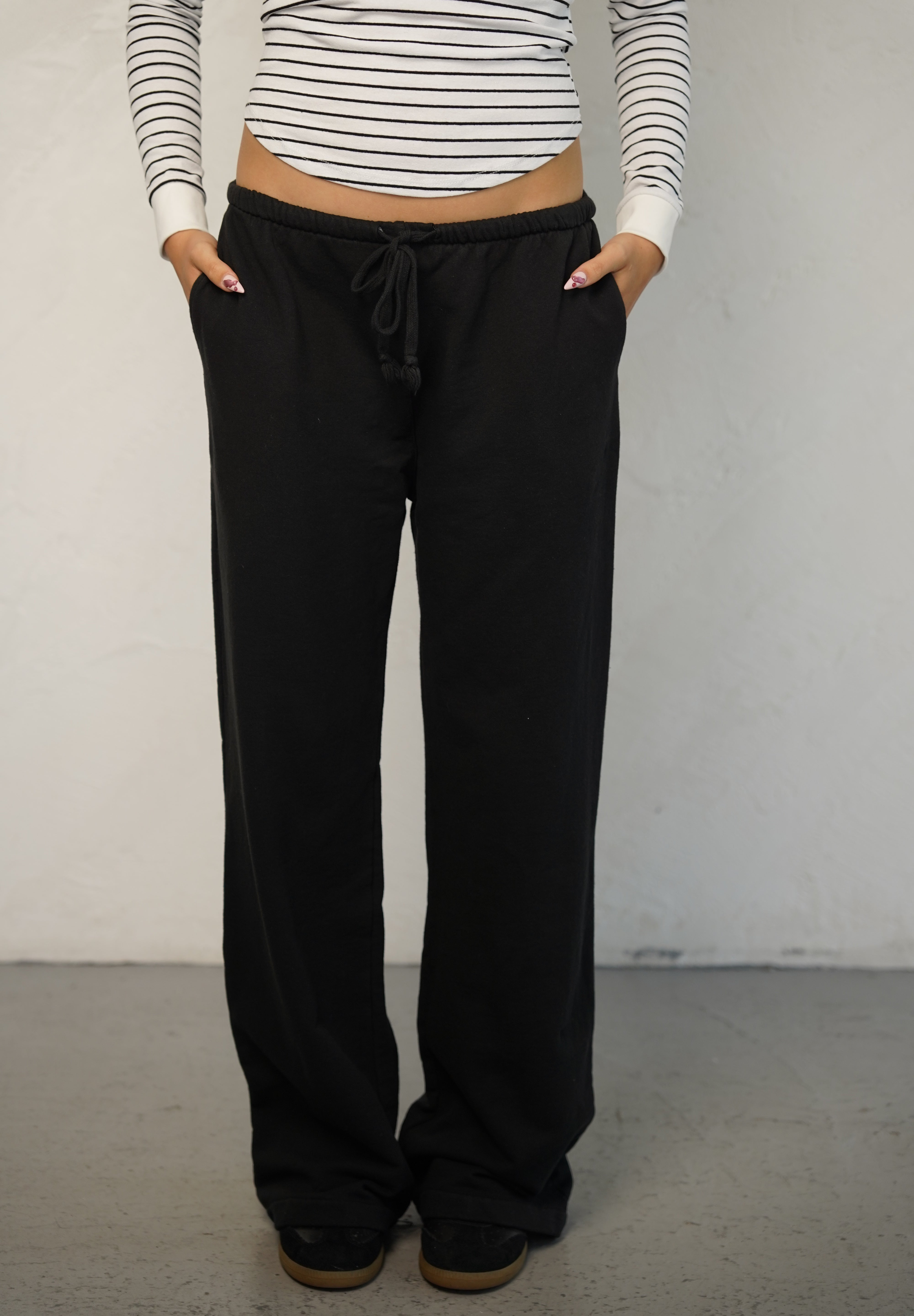 מכנסי טרנינג בייסיק בגזרה ישרה שחור