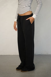 מכנסי טרנינג בייסיק בגזרה ישרה שחור