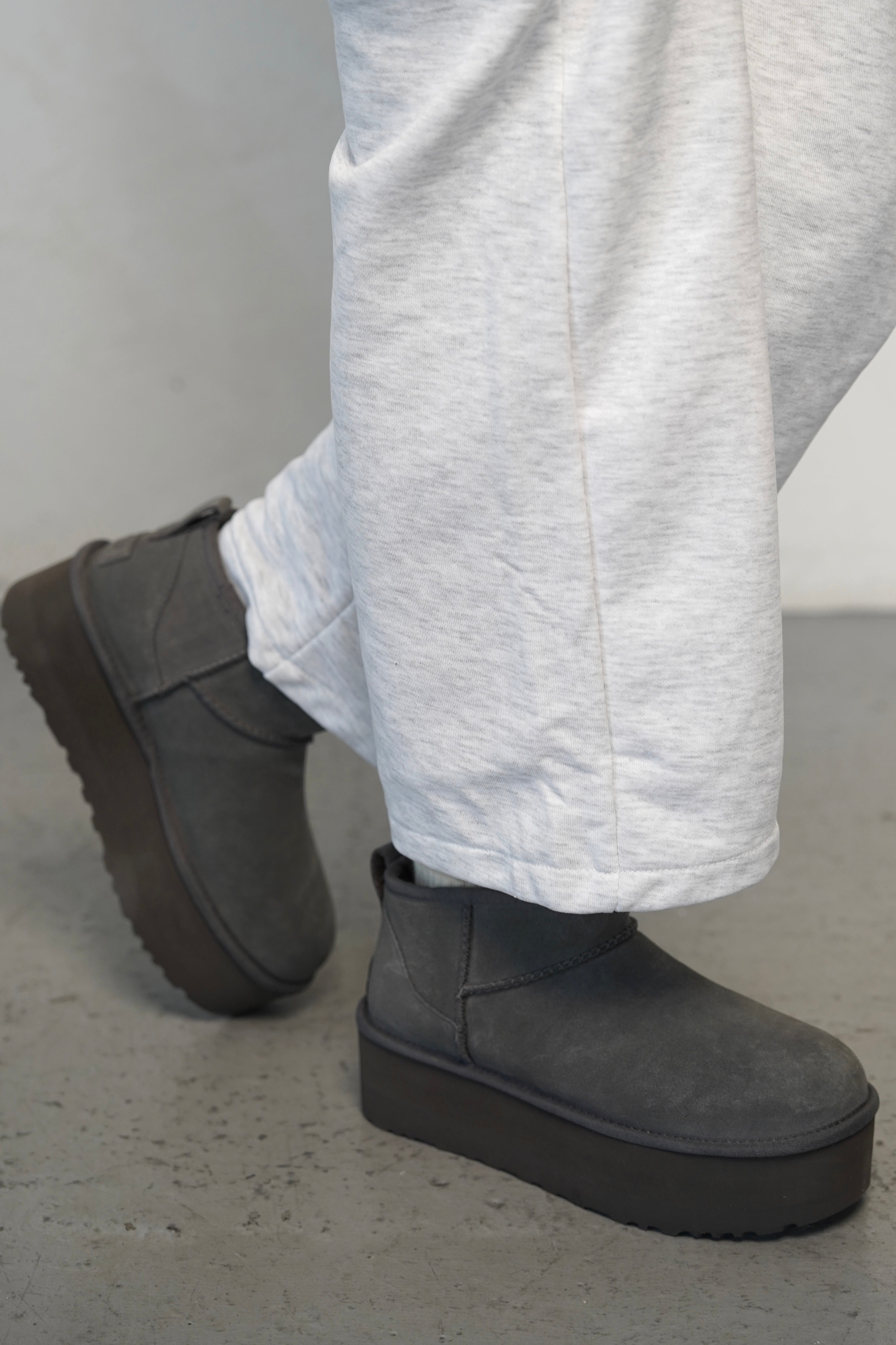 מגפוני UGG דגם קלאסיק אולטרה מיני CHE פלטפורם אפור