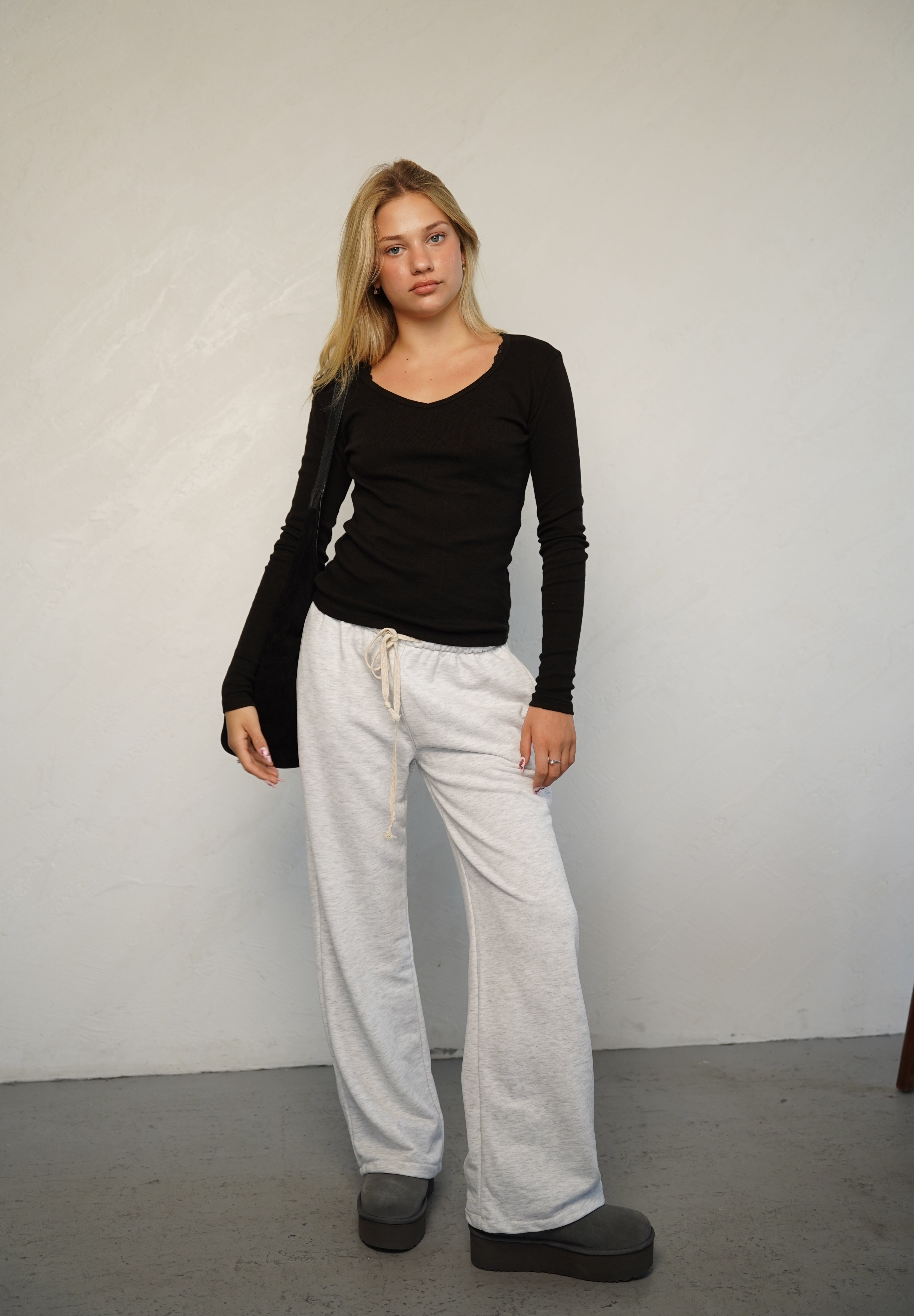 מכנסי טרנינג בייסיק בגזרה ישרה אפור