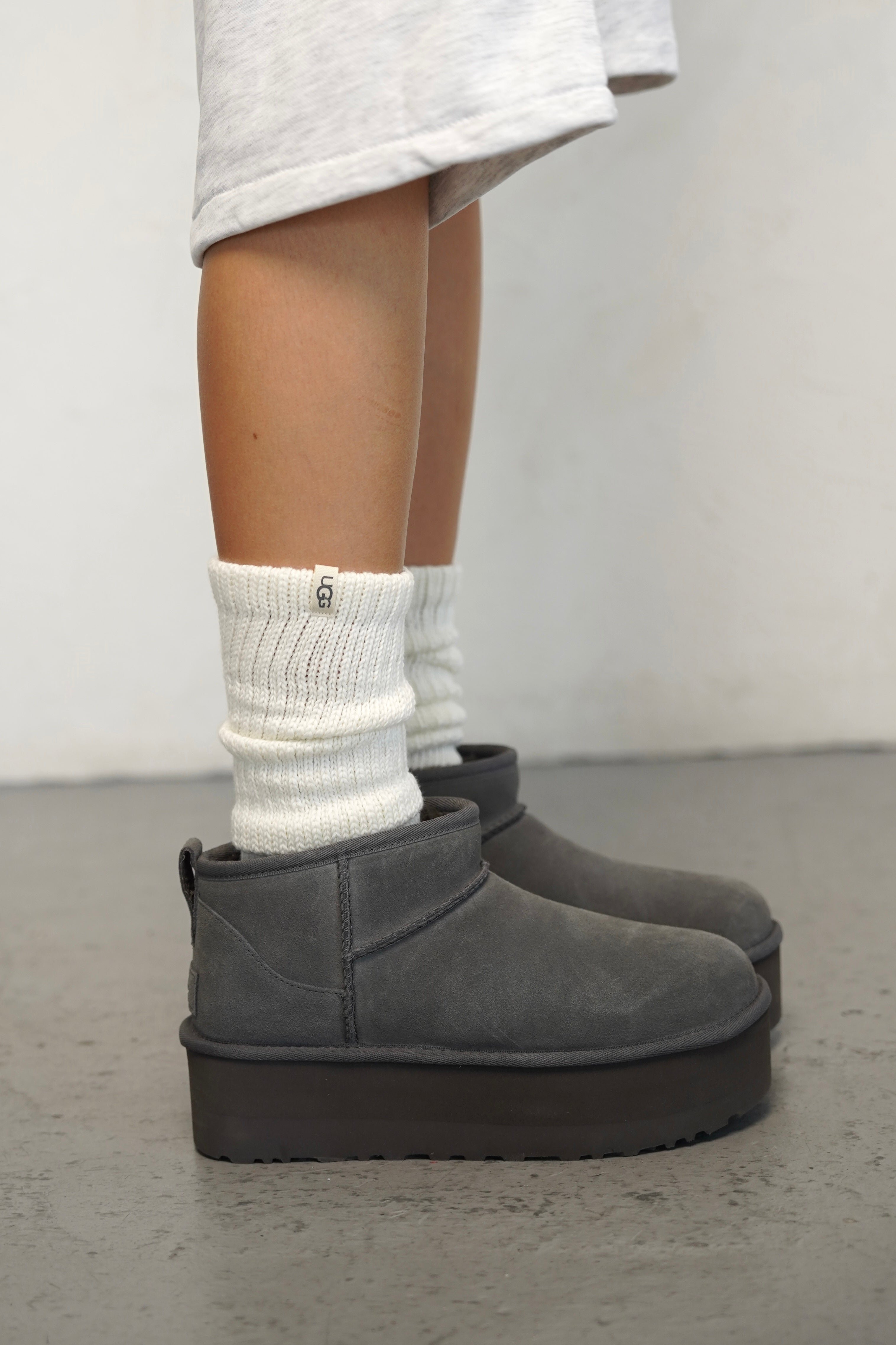 מגפוני UGG דגם קלאסיק אולטרה מיני CHE פלטפורם אפור