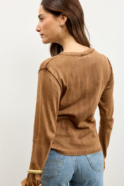 חולצת בייסיק ניקי בלה חום