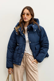 LEE ג׳ינס SHORT PUFFER WITH HOOD RIVET NAVY