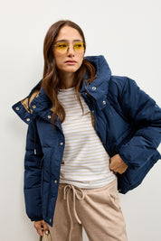 LEE ג׳ינס SHORT PUFFER WITH HOOD RIVET NAVY