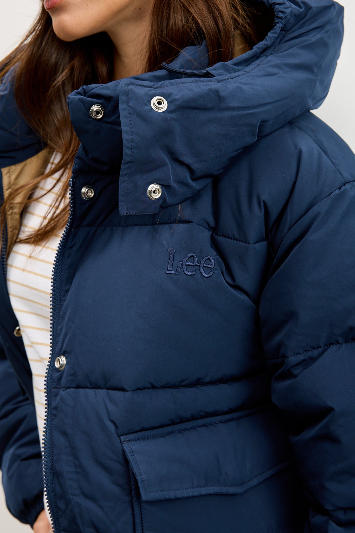 LEE ג׳ינס SHORT PUFFER WITH HOOD RIVET NAVY