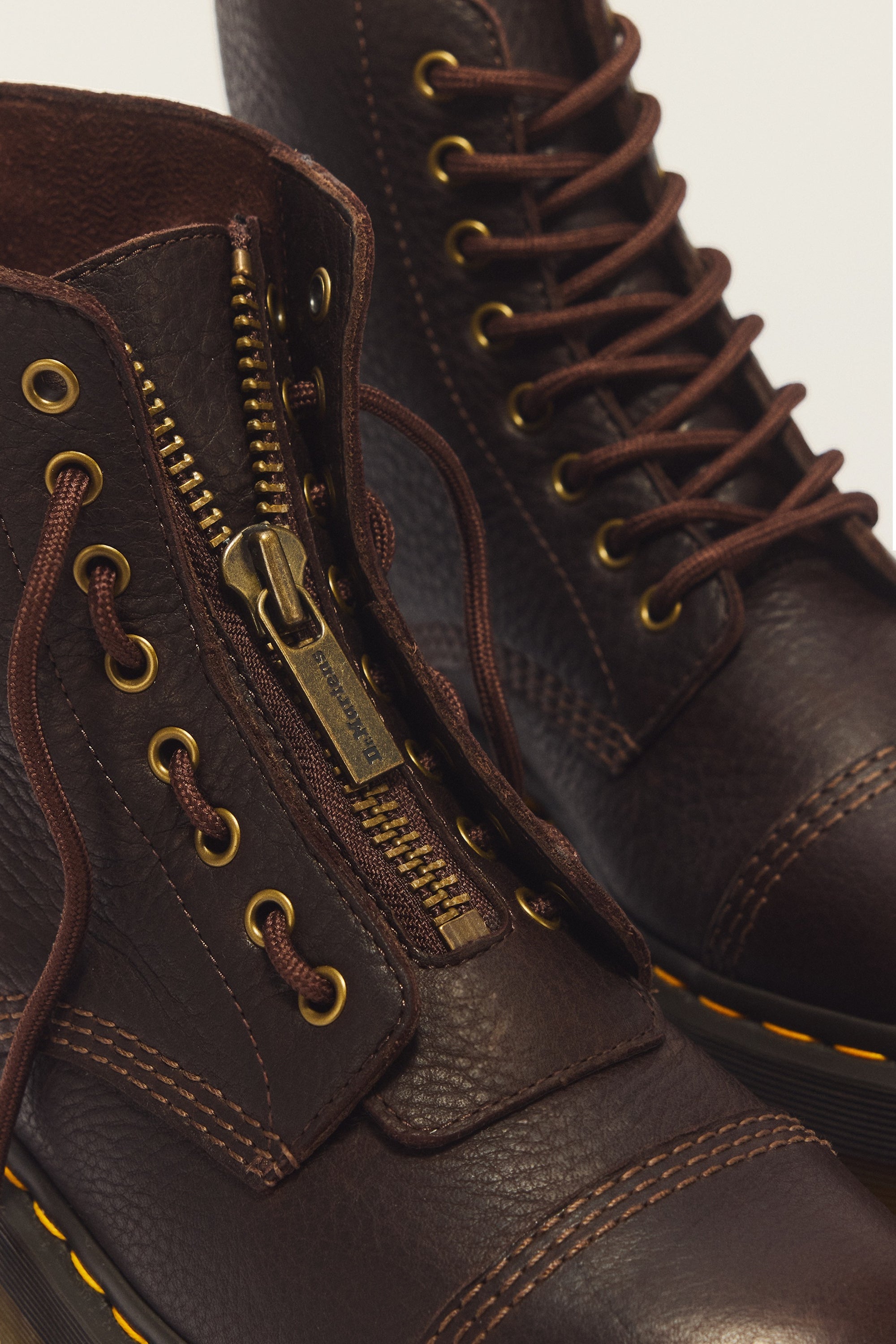 DR. MARTENS מגפי פלטפורמה סינקלייר אמבסדור חום כהה