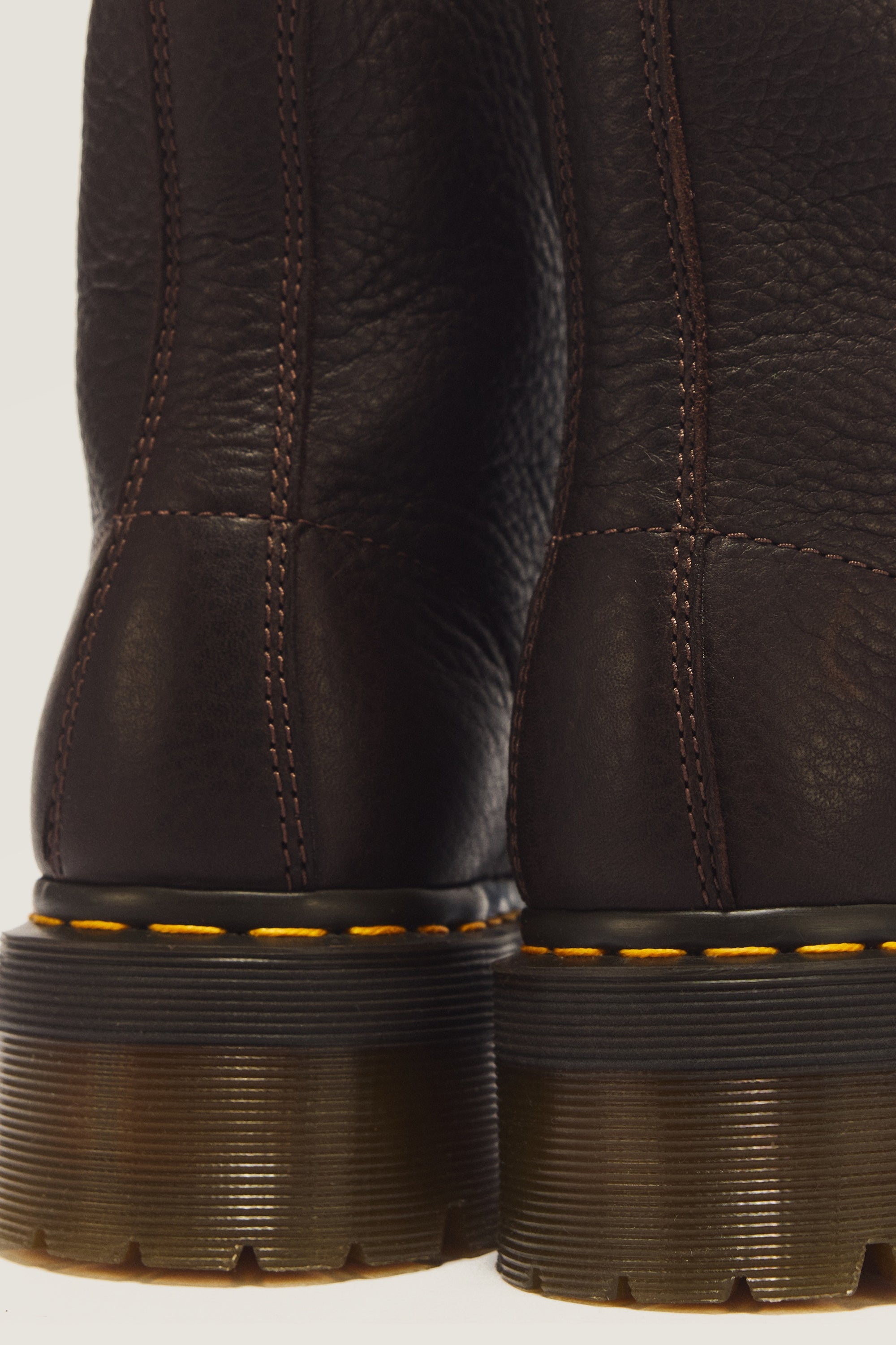 DR. MARTENS מגפי פלטפורמה סינקלייר אמבסדור חום כהה