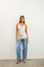 גופיית סאטן בשילוב תחרה שמנת