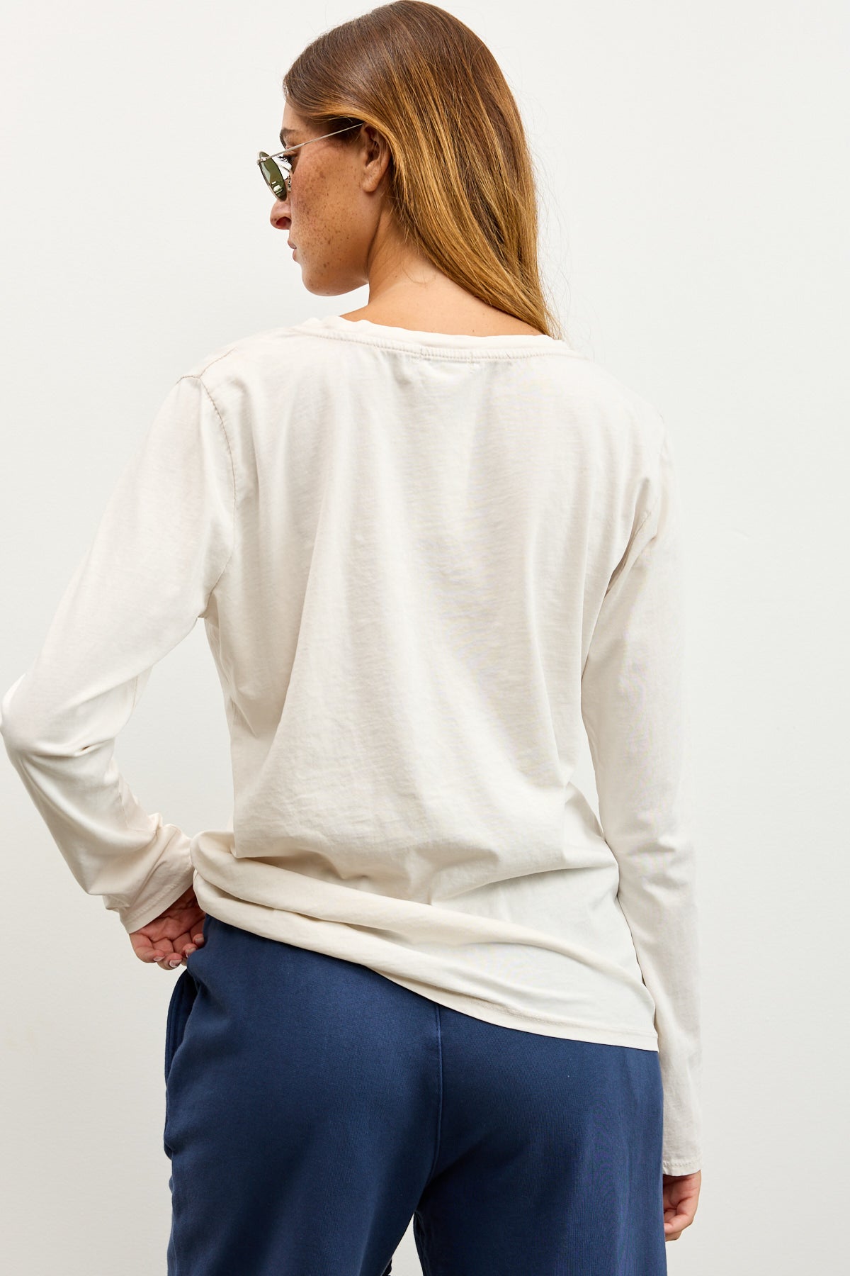 חולצת אלכס V שרוול ארוך בז