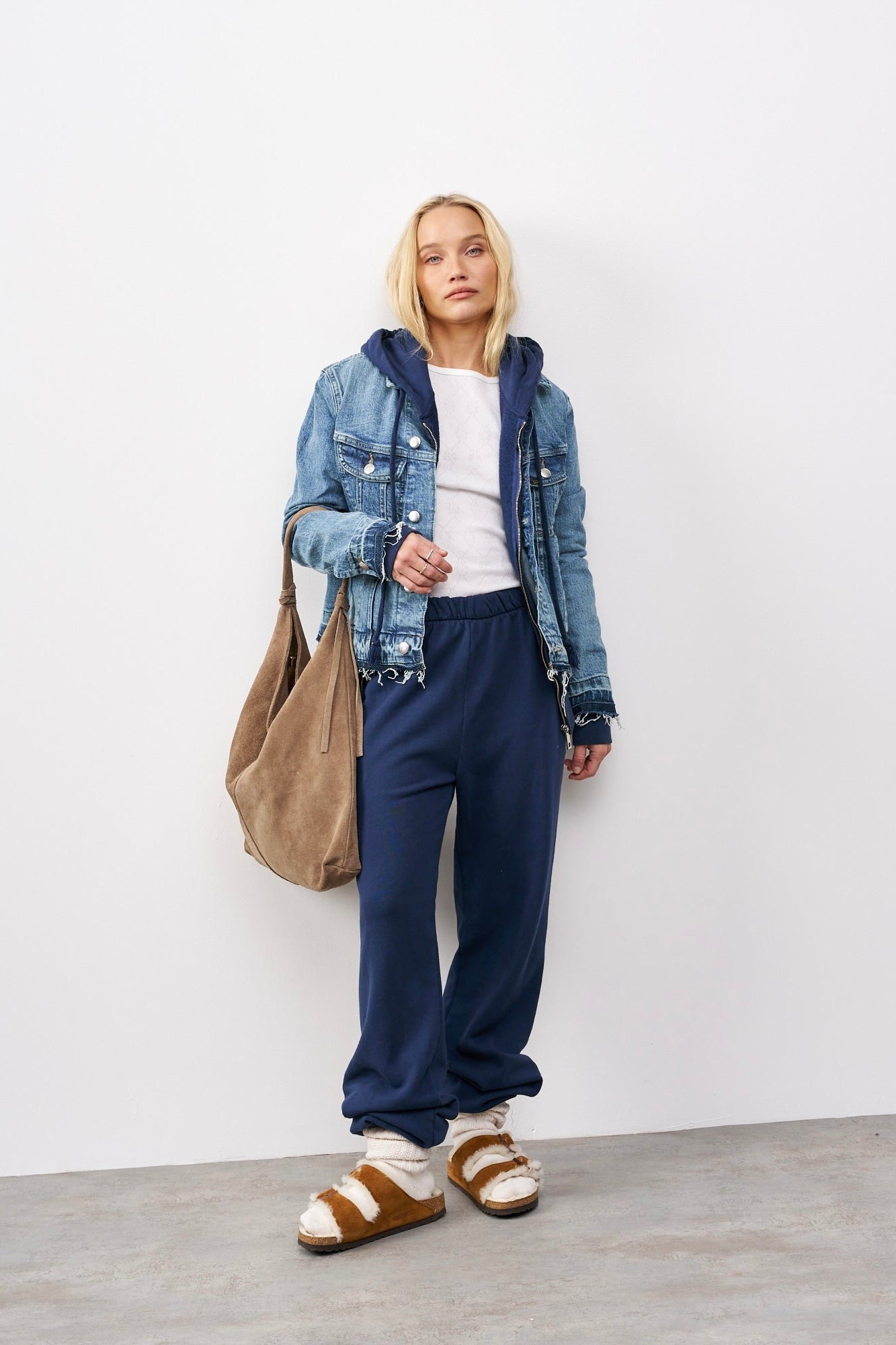 חולצת בייסיק ניקי ברנדי לבן