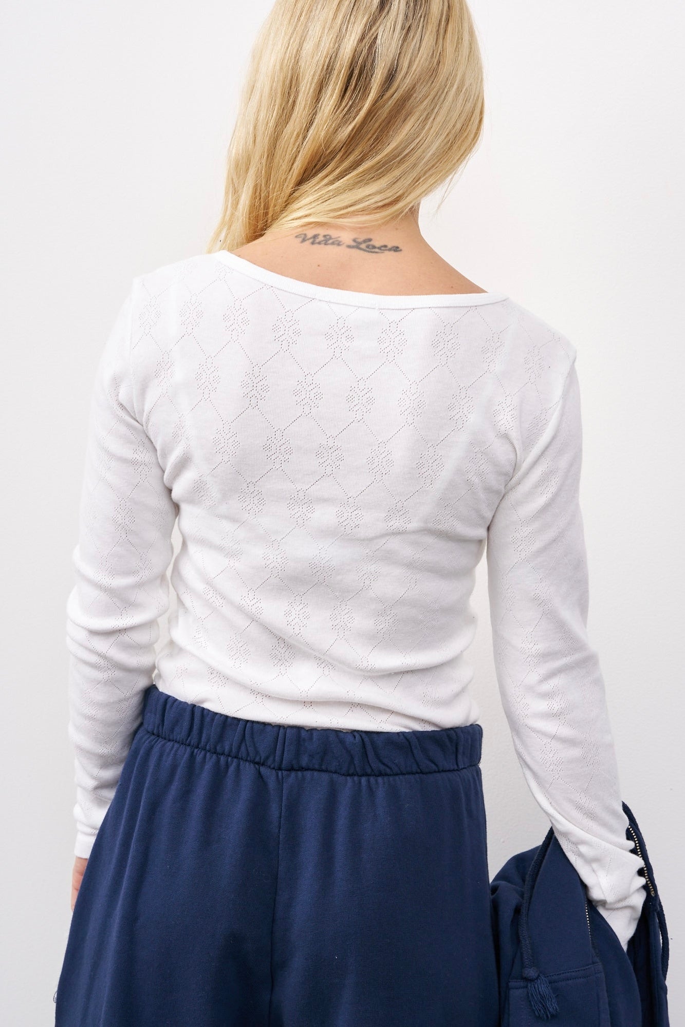 חולצת בייסיק ניקי ברנדי לבן