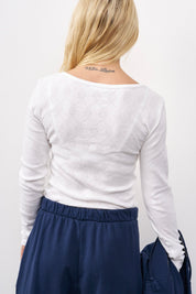 חולצת בייסיק ניקי ברנדי לבן