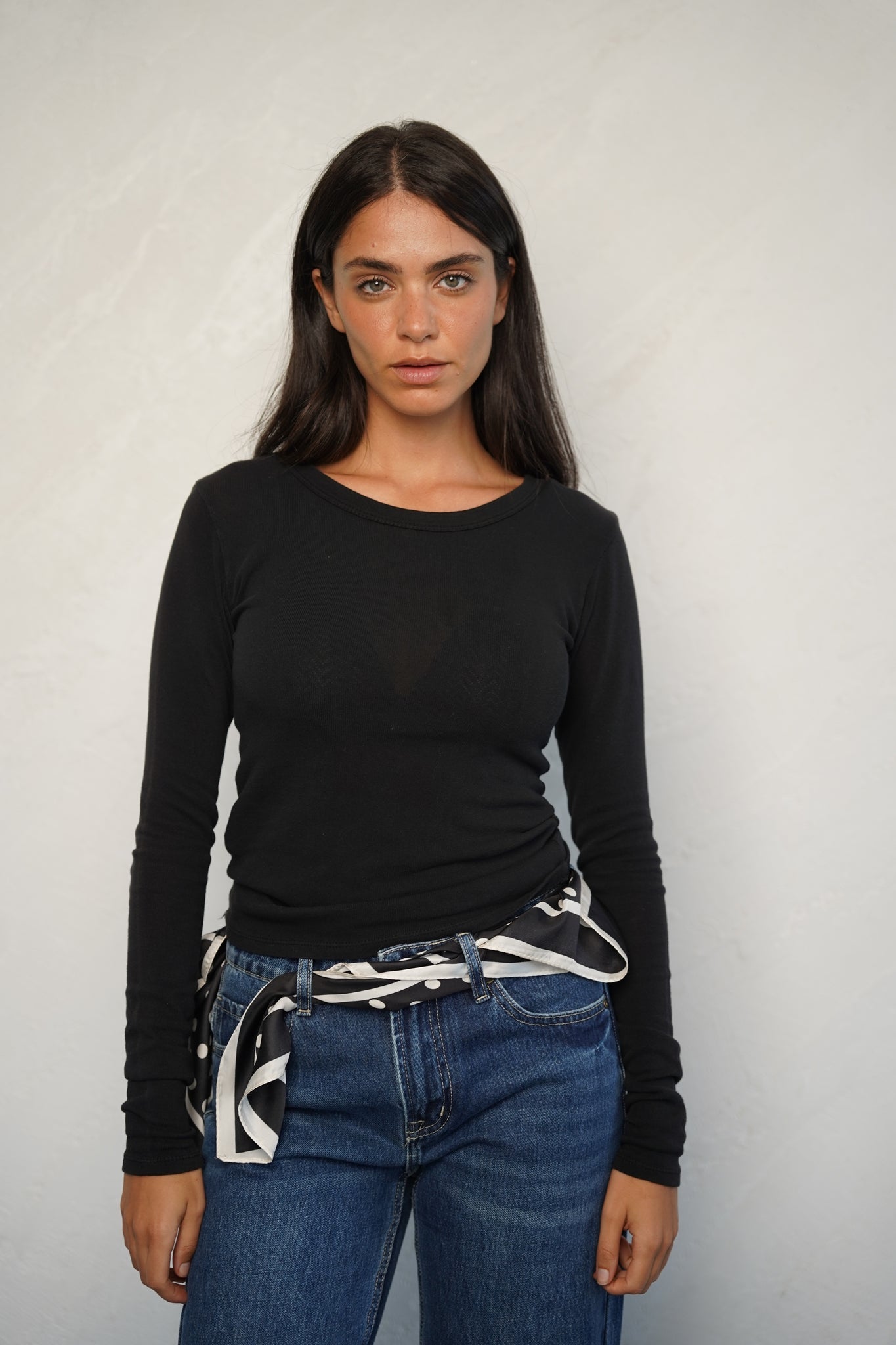 מטפחת נקודות שחורה