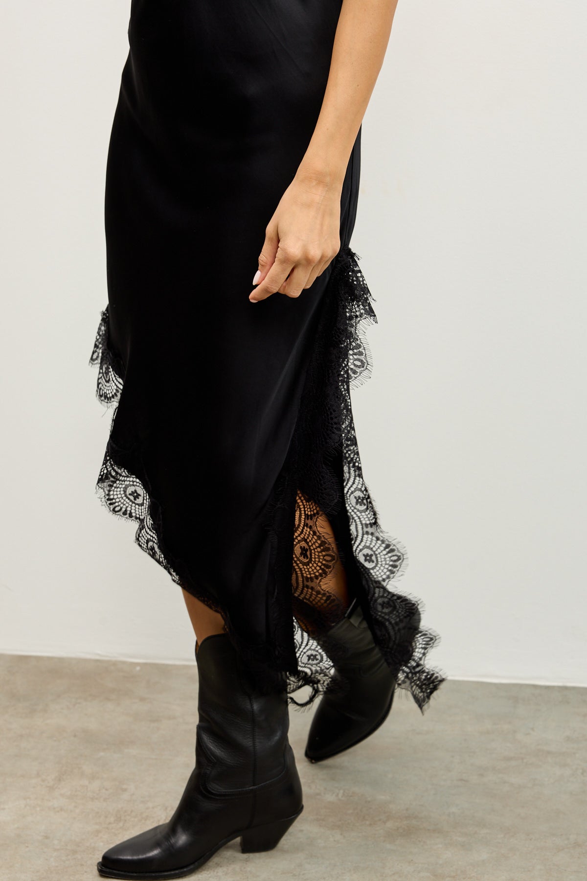 שמלת סאטן תחרה אסימטרית שחורה