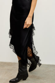 שמלת סאטן תחרה אסימטרית שחורה