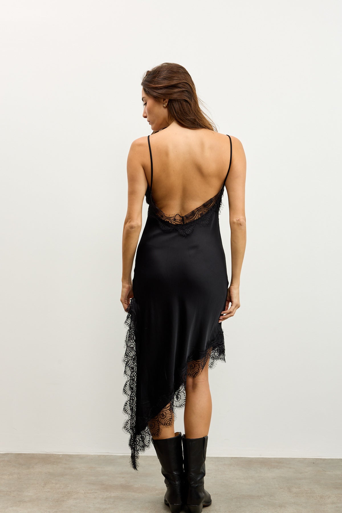 שמלת סאטן תחרה אסימטרית שחורה