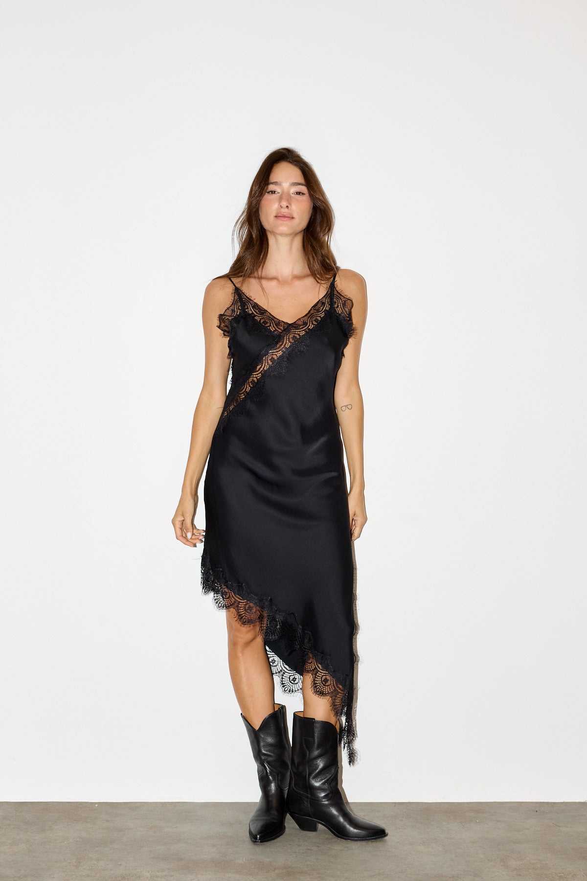 שמלת סאטן תחרה אסימטרית שחורה