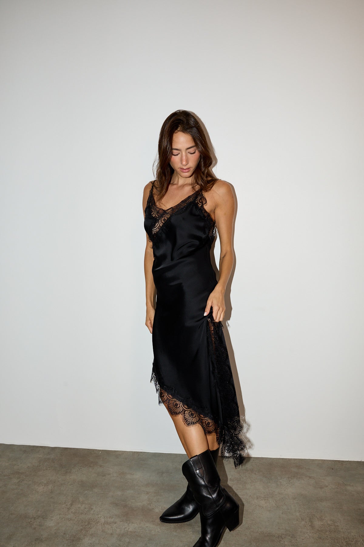 שמלת סאטן תחרה אסימטרית שחורה