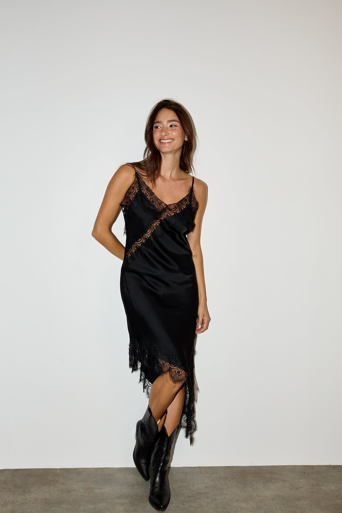 שמלת סאטן תחרה אסימטרית שחורה