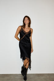 שמלת סאטן תחרה אסימטרית שחורה