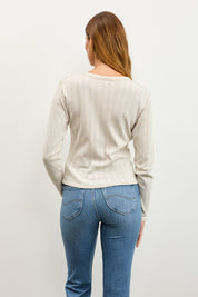 חולצת בייסיק ניקי בלה בז