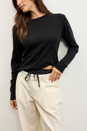 חולצת בייסיק ניקי בלה שחור