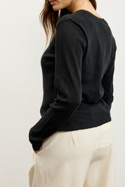 חולצת בייסיק ניקי בלה שחור