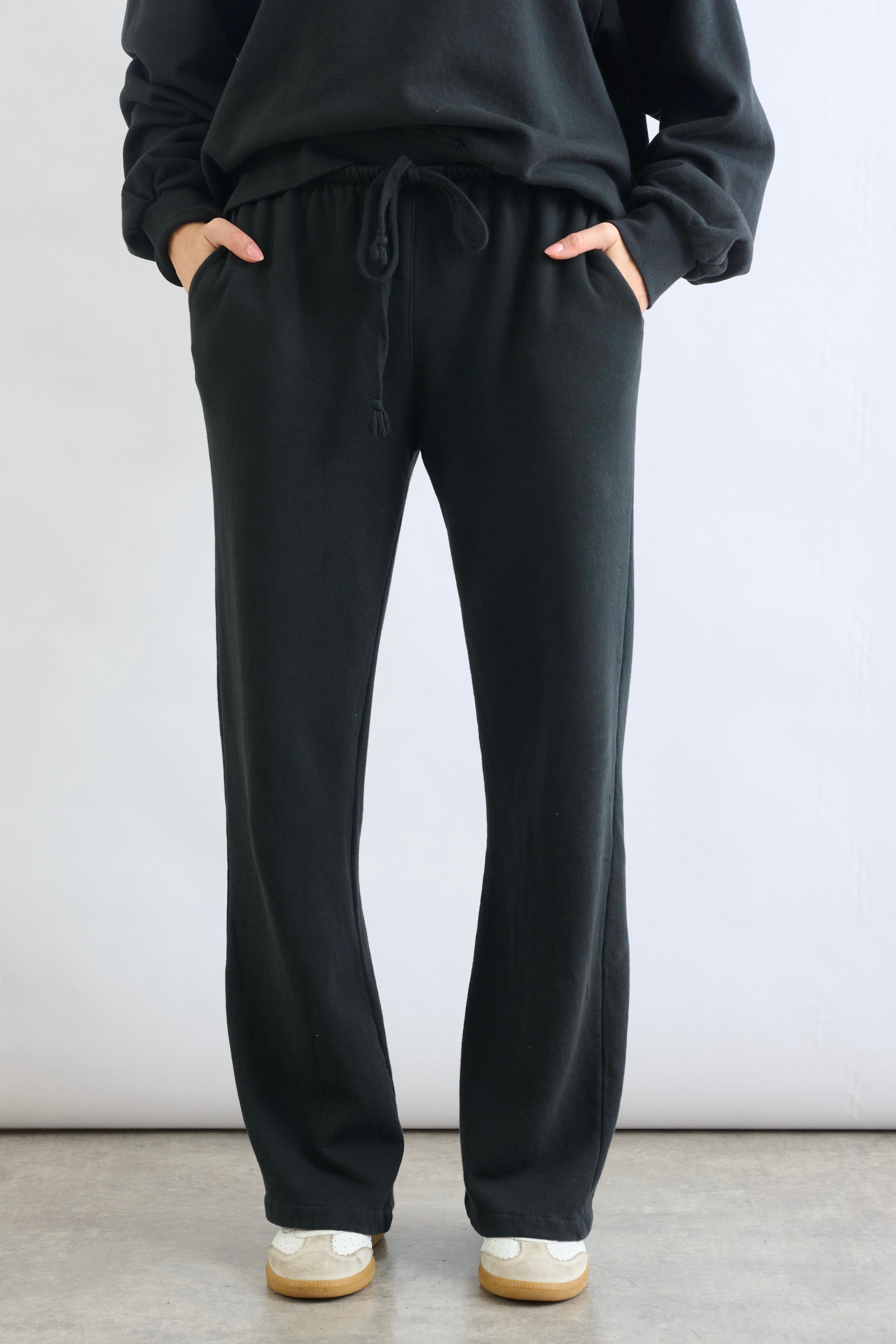 מכנסי טרנינג בייסיק בגזרה ישרה שחור