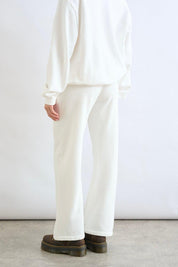 מכנסי טרנינג בייסיק בגזרה ישרה לבן