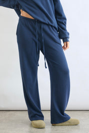 מכנסי טרנינג בייסיק בגזרה ישרה כחול