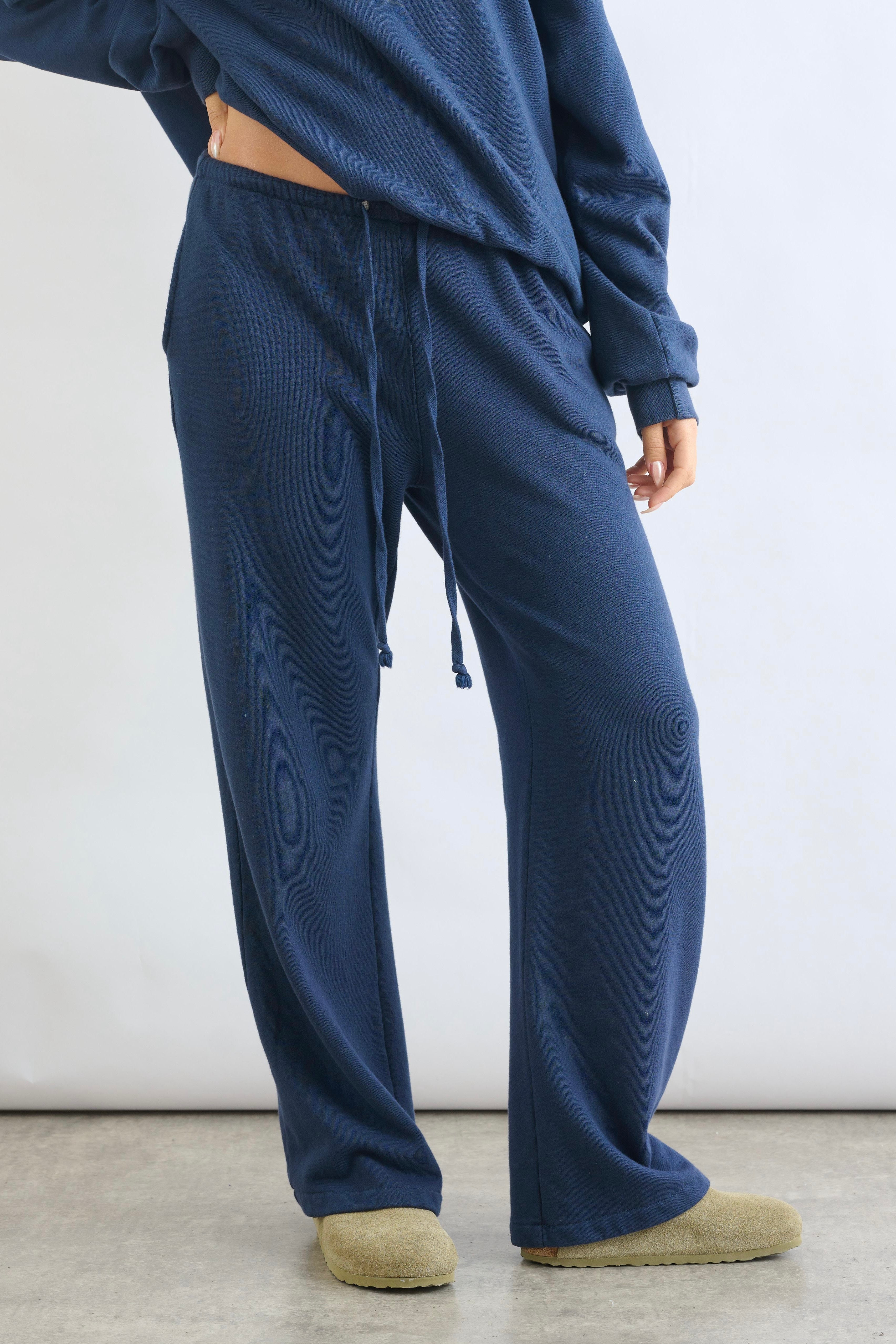 מכנסי טרנינג בייסיק בגזרה ישרה כחול