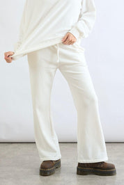 מכנסי טרנינג בייסיק בגזרה ישרה לבן