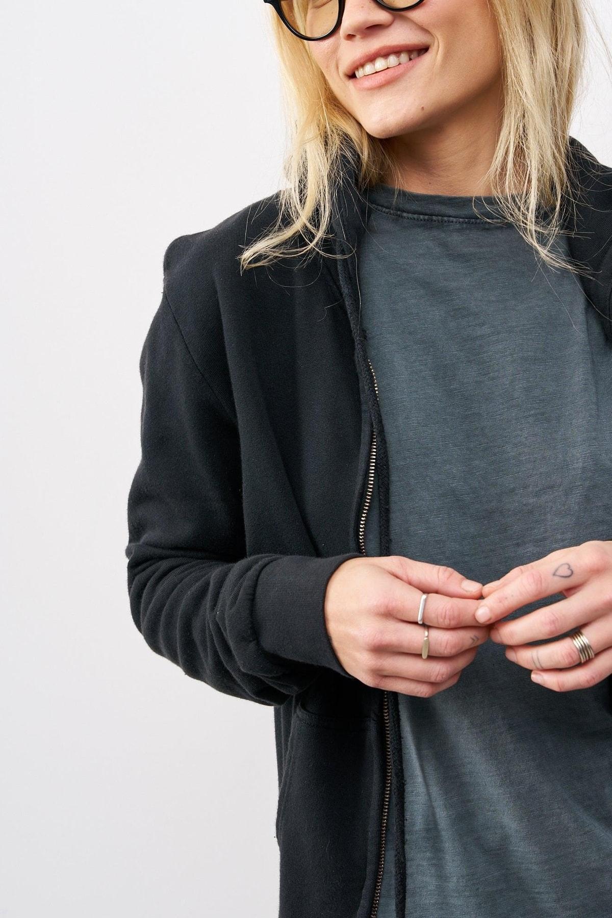 קפוצ׳ון בייסיק דונה שחור