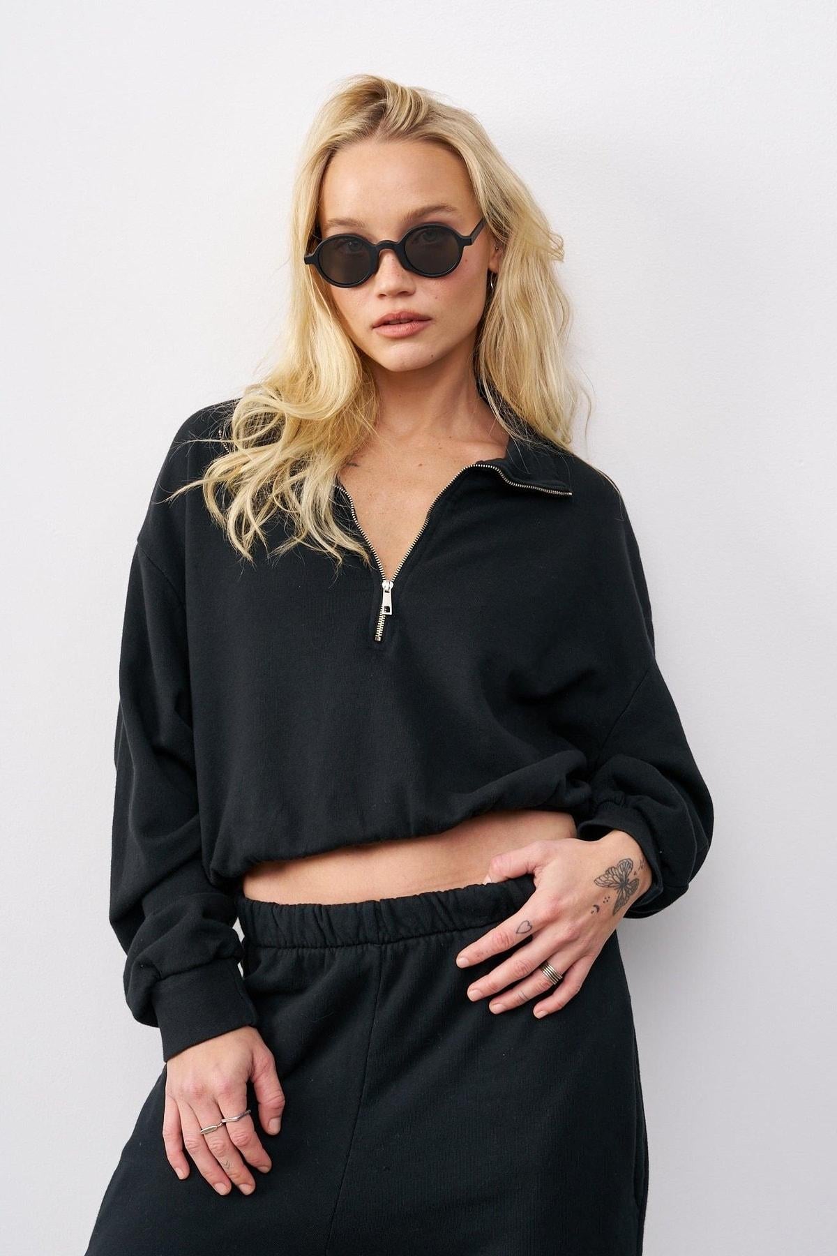 סווטשירט קו מכנס בשילוב רוכסן שחור
