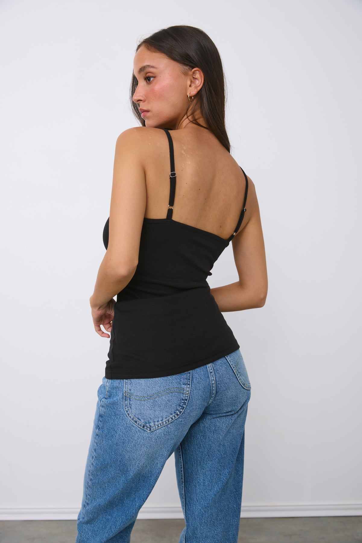 גופיית ספגטי בשילוב תחרה  שחורה